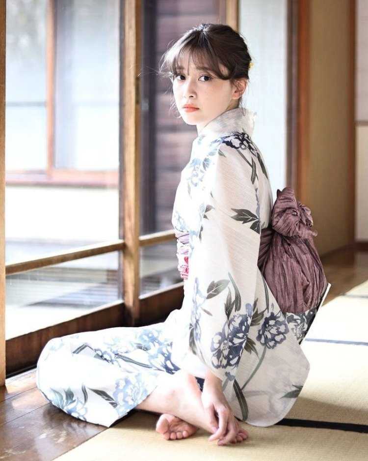 Девушка в кимоно босиком