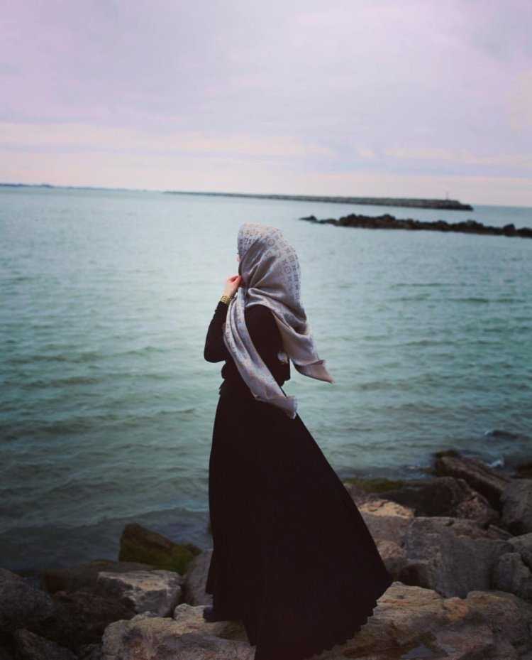 Девушка в хиджабе со спины