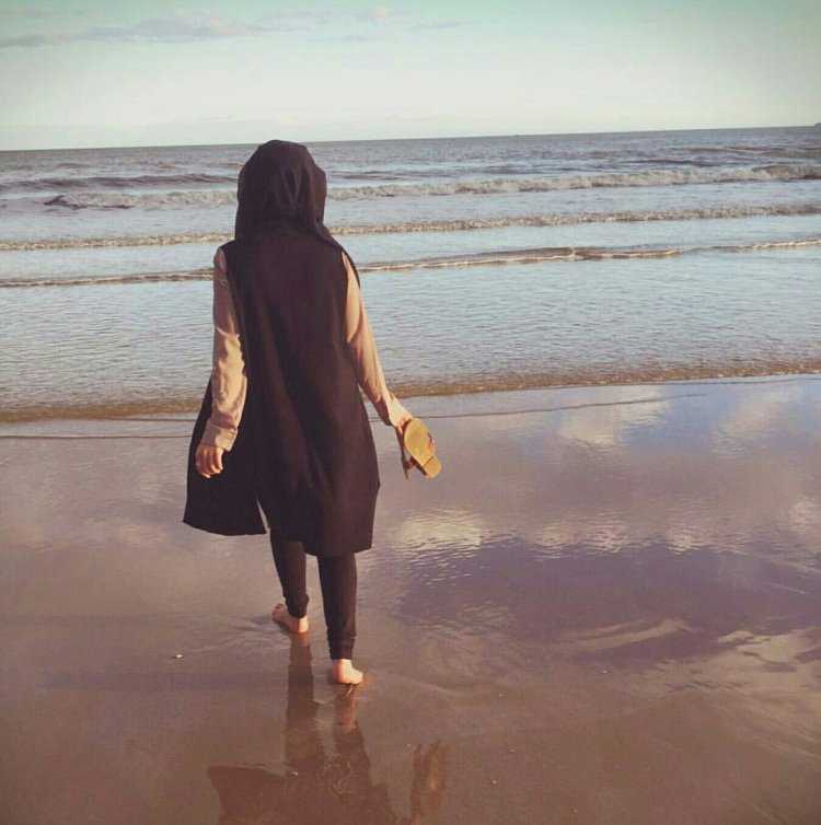 Мусульманка в белом море с спины