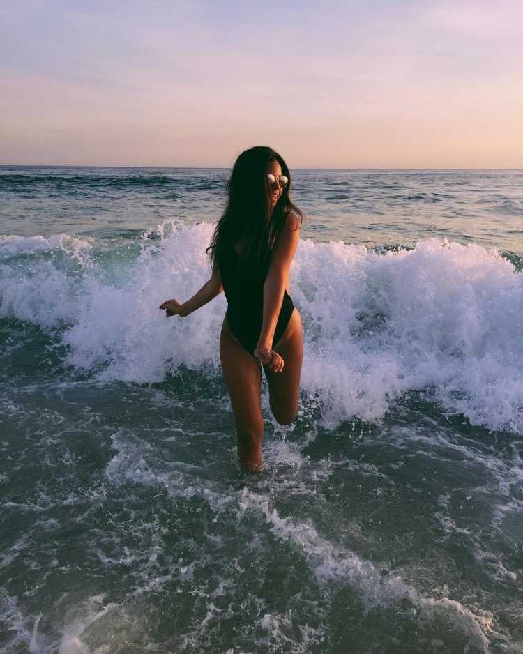 Брюнетка на море