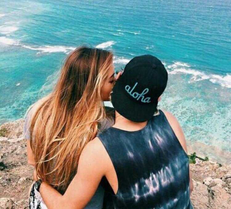 Парень с девушкой на море без лица