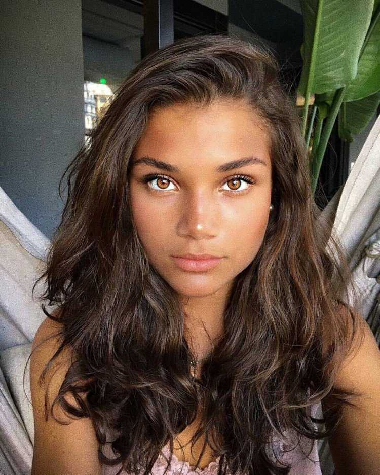 Хлоя Варм горячее