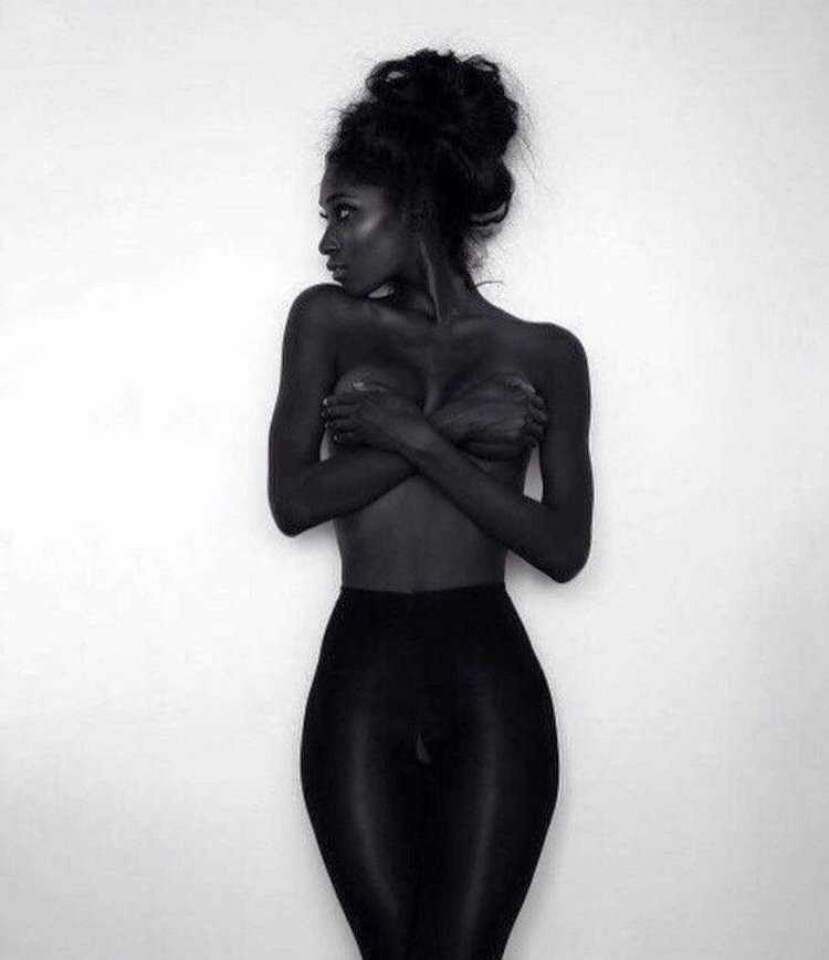 Лола Чуил в купальнике