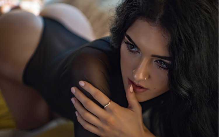 Игривый взгляд девушки