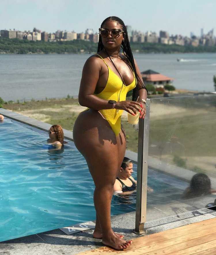 Монифа Дженсен в купальнике