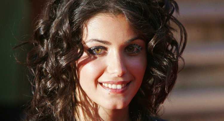 Кэти Мелуа в платье