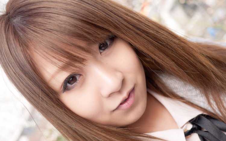 Японка с голубыми глазами