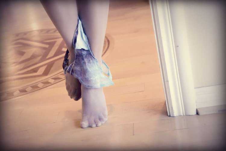 Женские ножки на полу