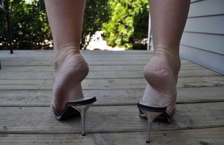 Грязные ножки в босоножках