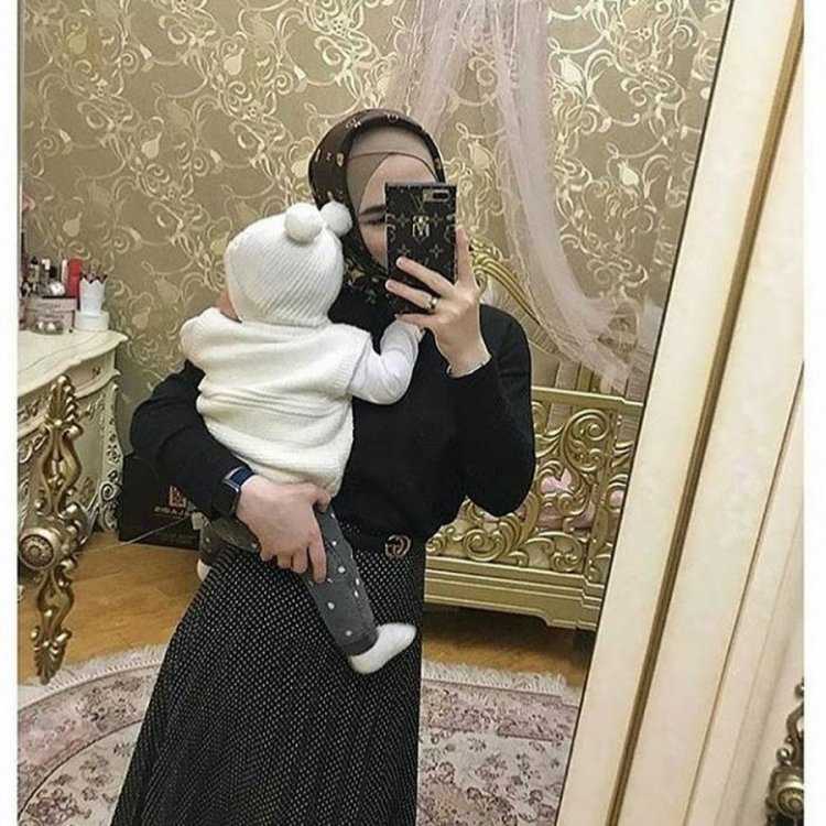 Девушка в хиджабе с ребенком