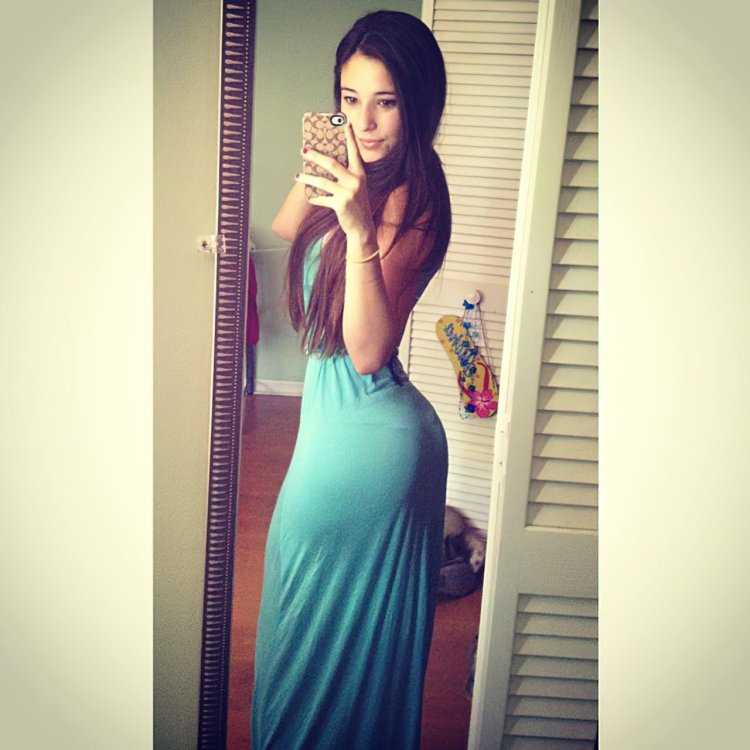 Angie Varona в платье