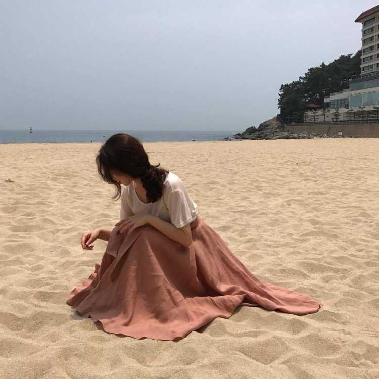 На море девушка кореянка