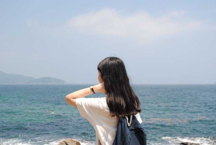 Кореянка у моря на рассвете