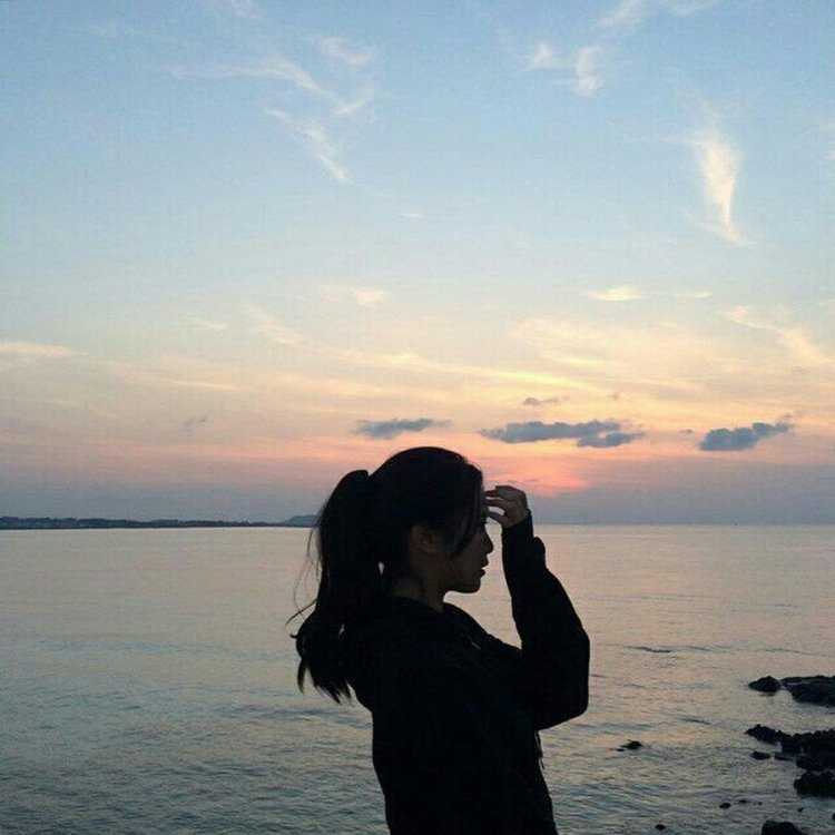 На море девушка кореянка