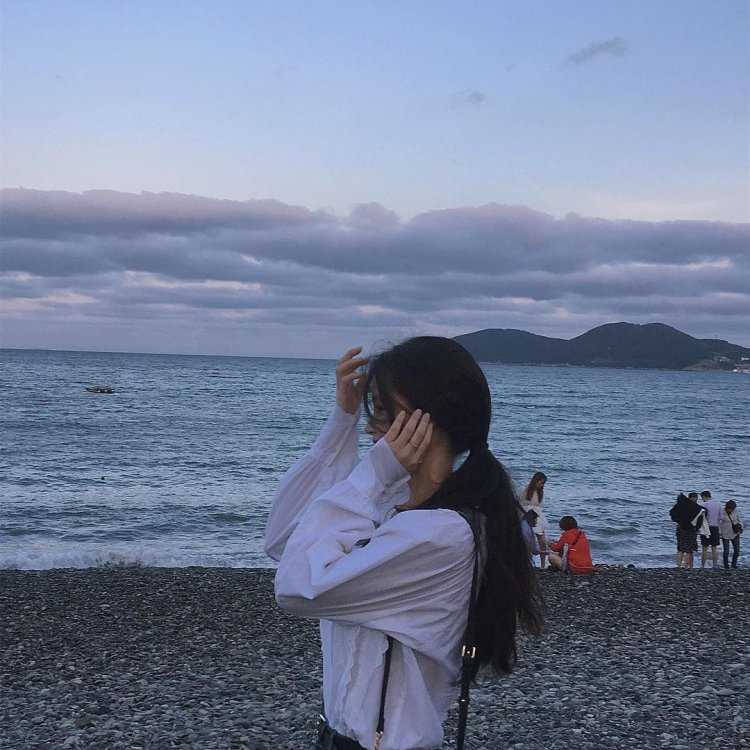 Кореянка на берегу моря