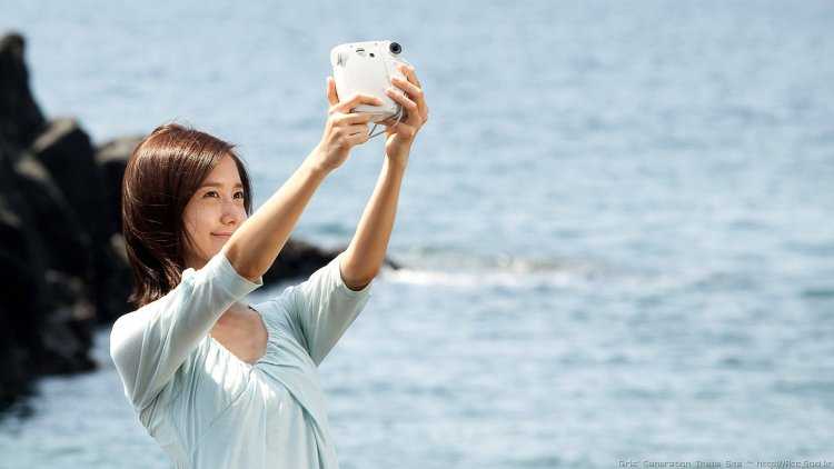 Кореянка на фоне моря