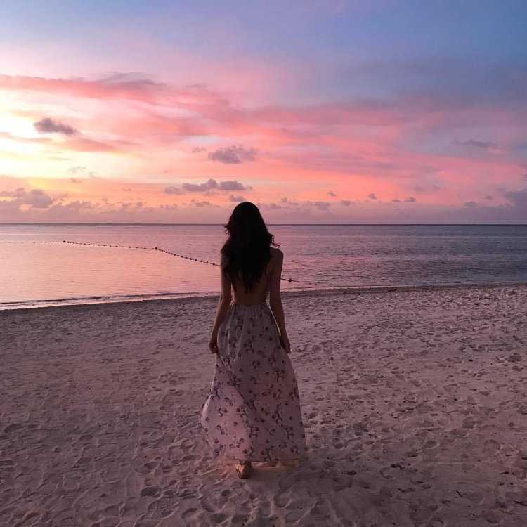 Девушка идет по пляжу