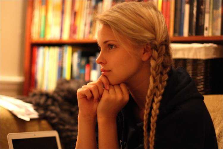 Эмили Неренг с косичками