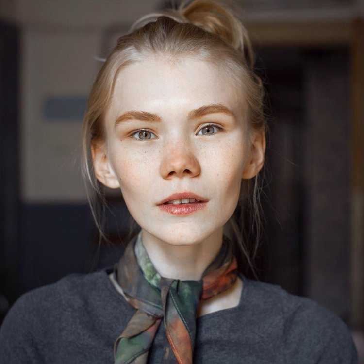 Блондинка с веснушками