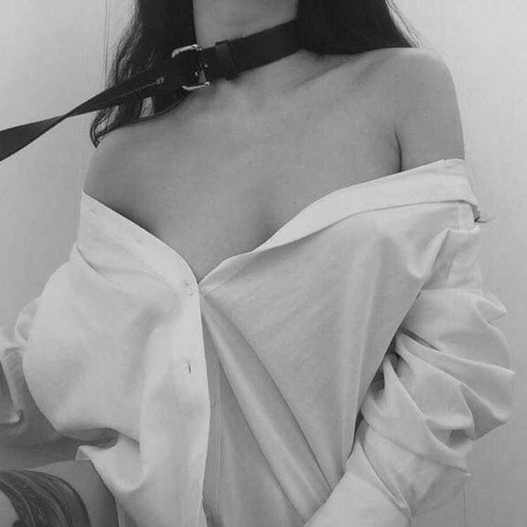 Эстетика тела девушки в рубашке