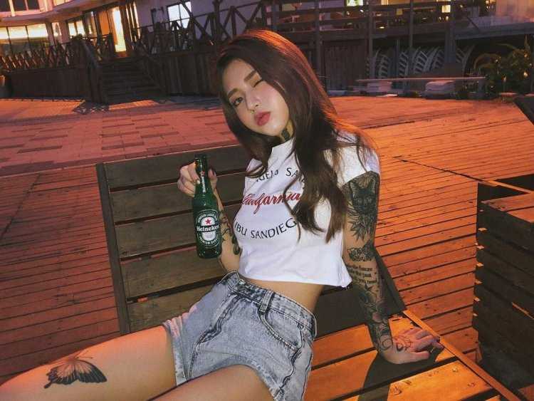 Девушки кореянки с тату