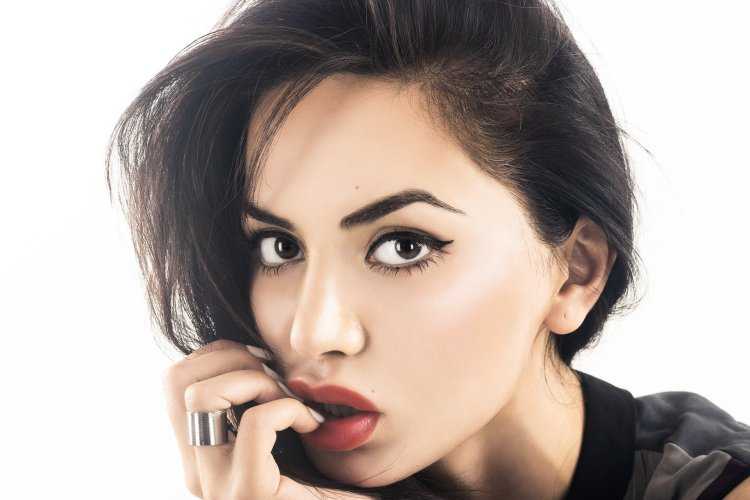 Горячий макияж у девушки