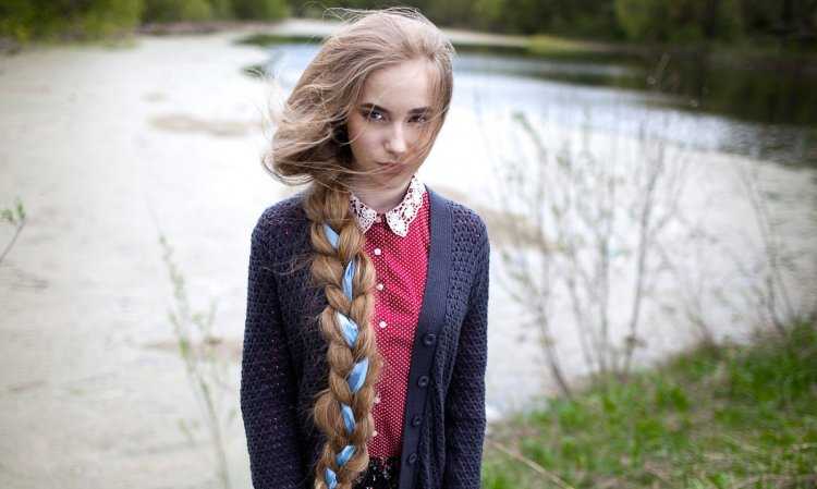 Девочка с косичками