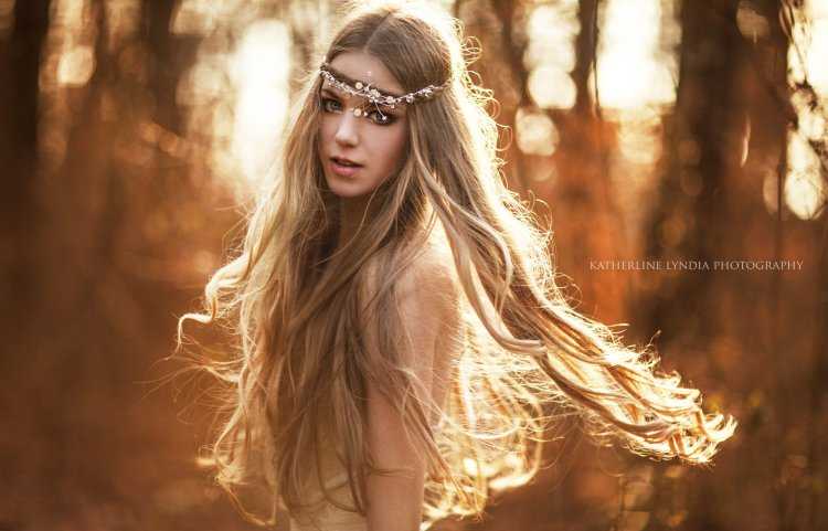 Девушка с длинными золотистыми волосами