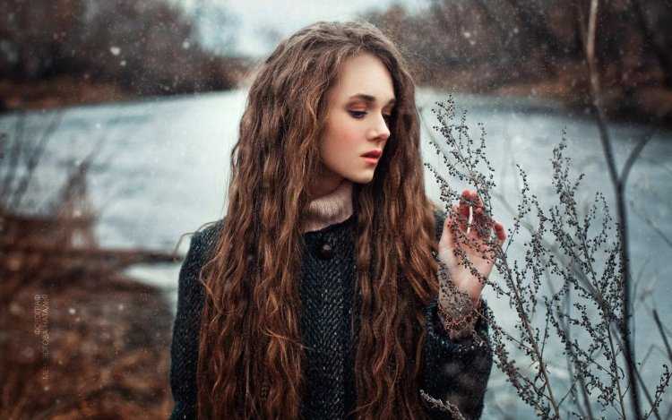 Девочка с длинными волосами