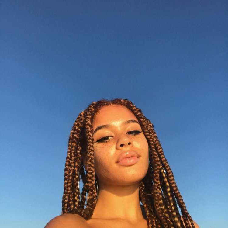 С африканскими косичками топлес