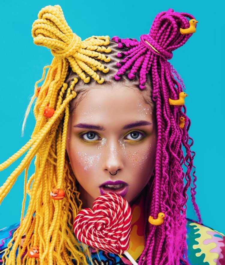 Девушка с афрокосами