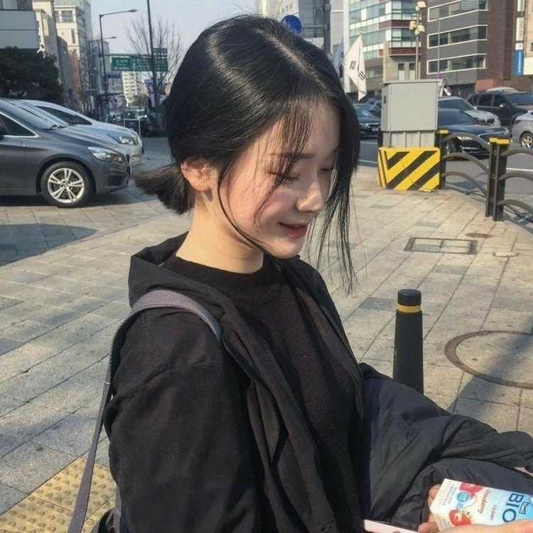 Кореянка на улице с короткими волосами