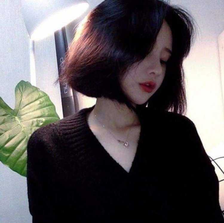Кореянка с черным каре