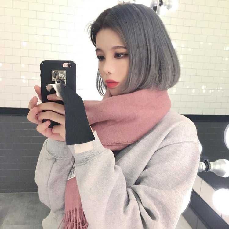 Селфи девушки с короткими волосами