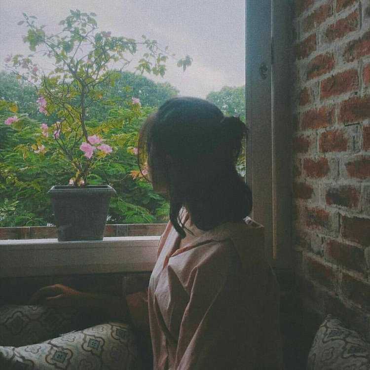 Девушка кореянка со спины с короткими волосами