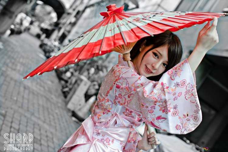 Японская девушка с зонтом