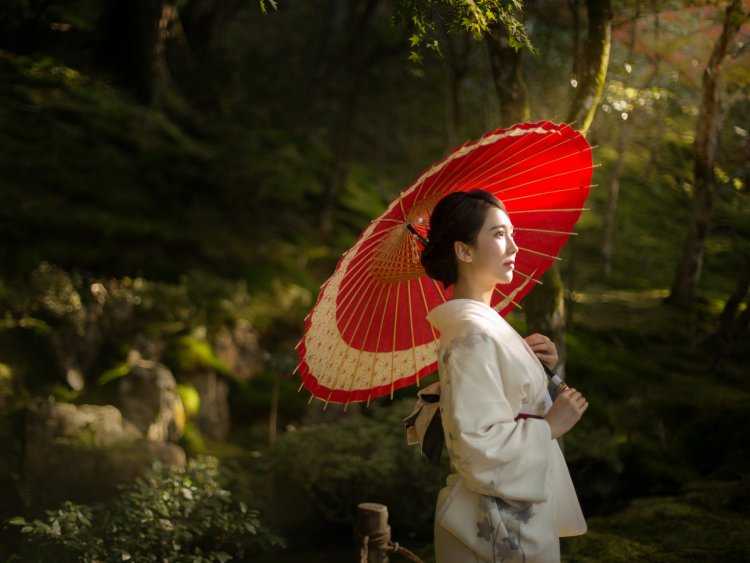 Японская девушка с зонтом