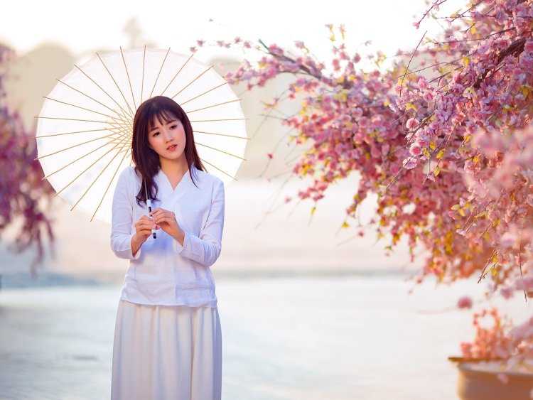 Кореянка с зонтиком