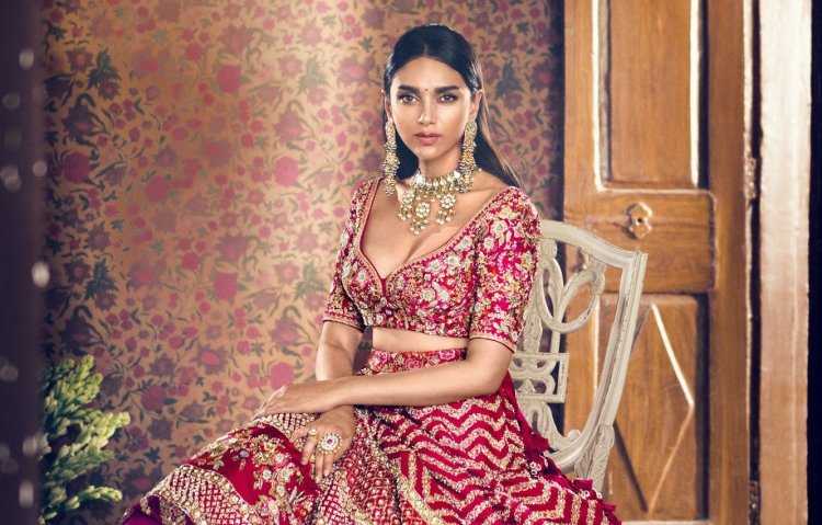 Адити РАО Хидари в Сари