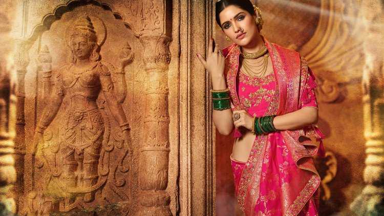 Индийская девушка в храме