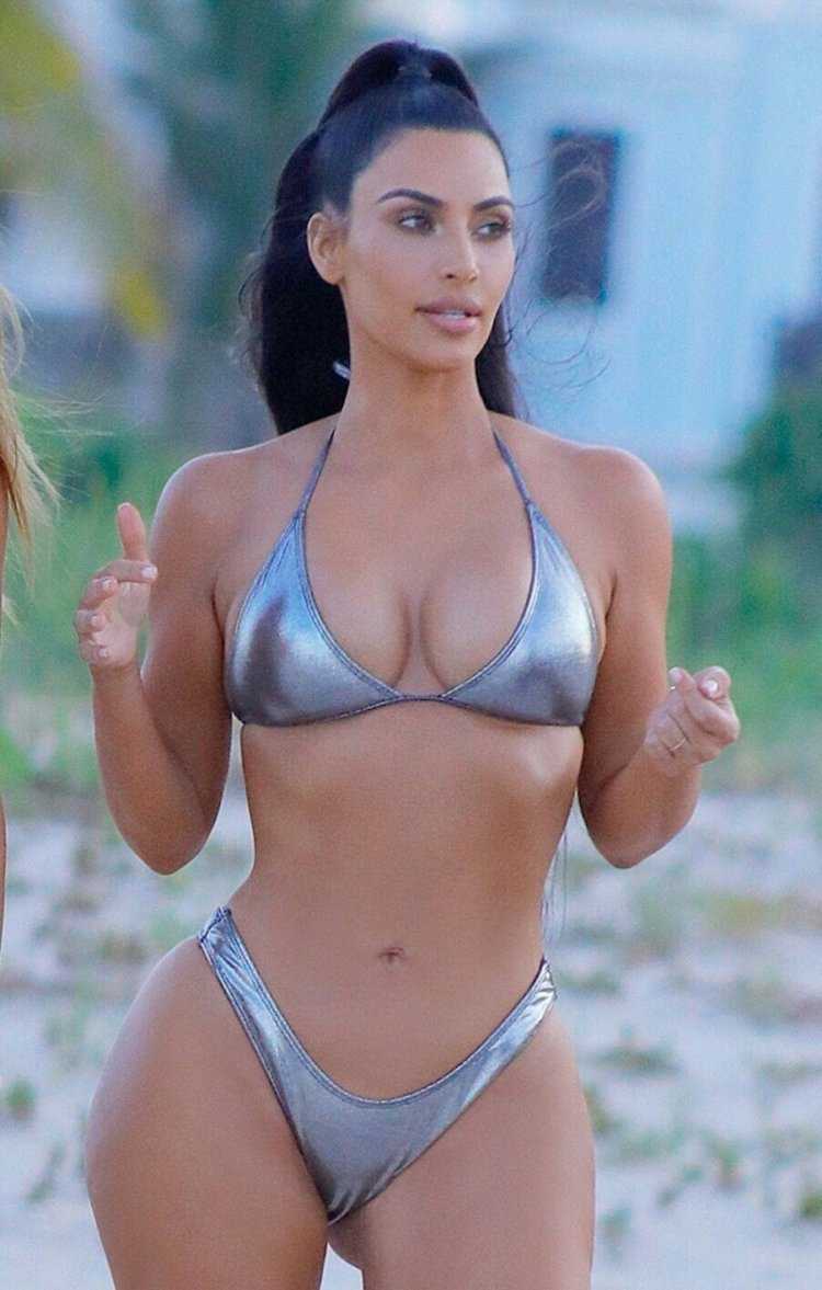 Ким Кардашян фигура бикини