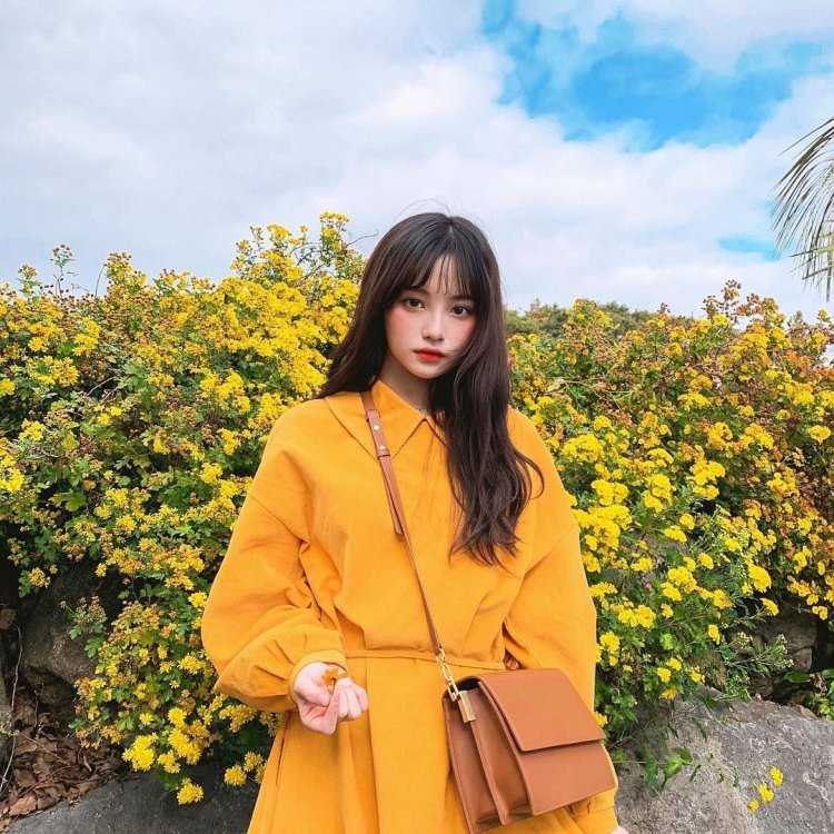 Красивая кореянка на природе