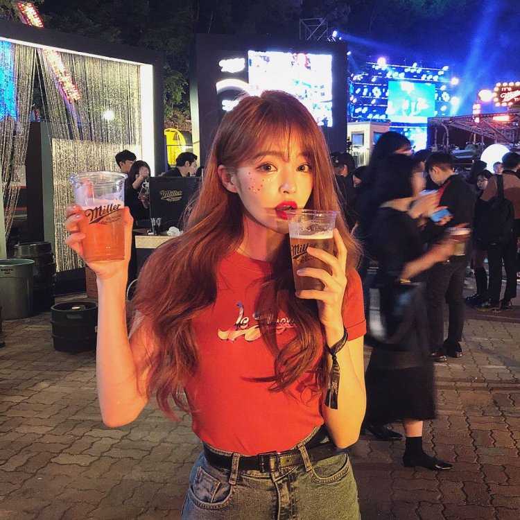 Кореянки с коктейлями