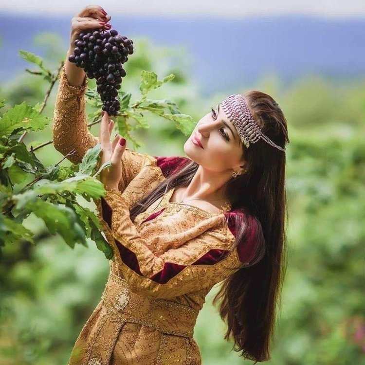 Армянка с кувшином