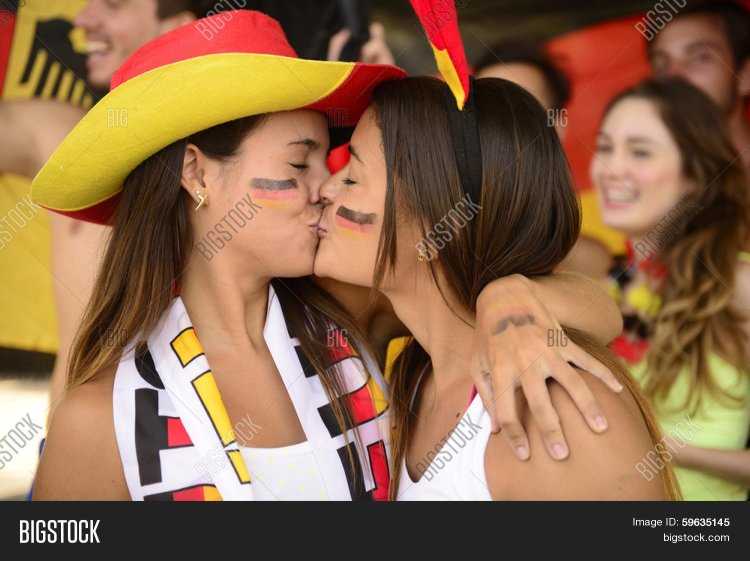 Болельщицы целуются