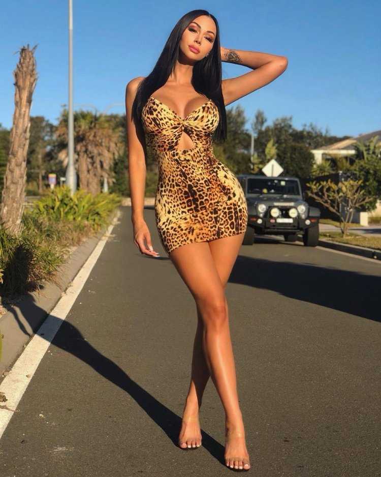 Annelese Milton в платье