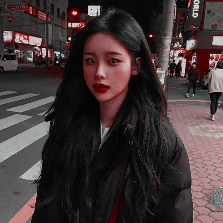 Китаянка с длинными черными волосами