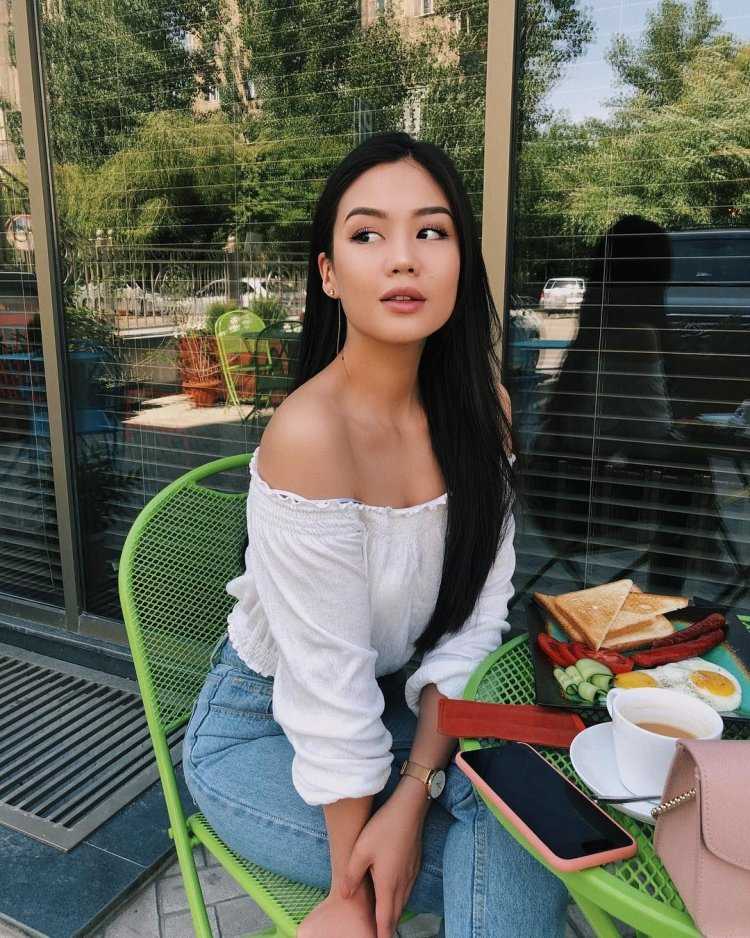 Айжан Асемова ноги