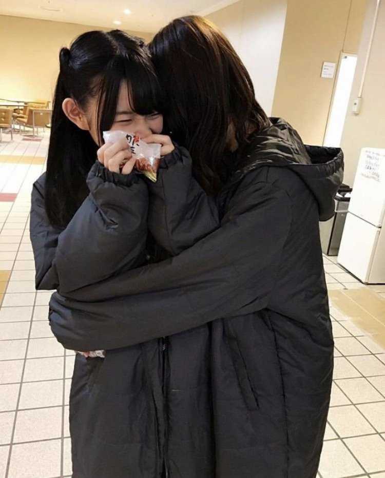 Кореянки подруги обнимаются