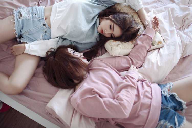 Девушки спать два